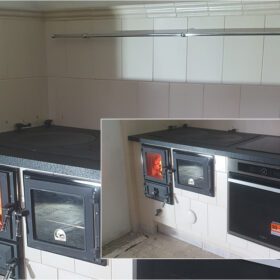 Valge kahhelpottpliit koos integreeritud elektri- ja gaasipliidiga, ühendades traditsioonilise ja kaasaegse toiduvalmistamise viisid.